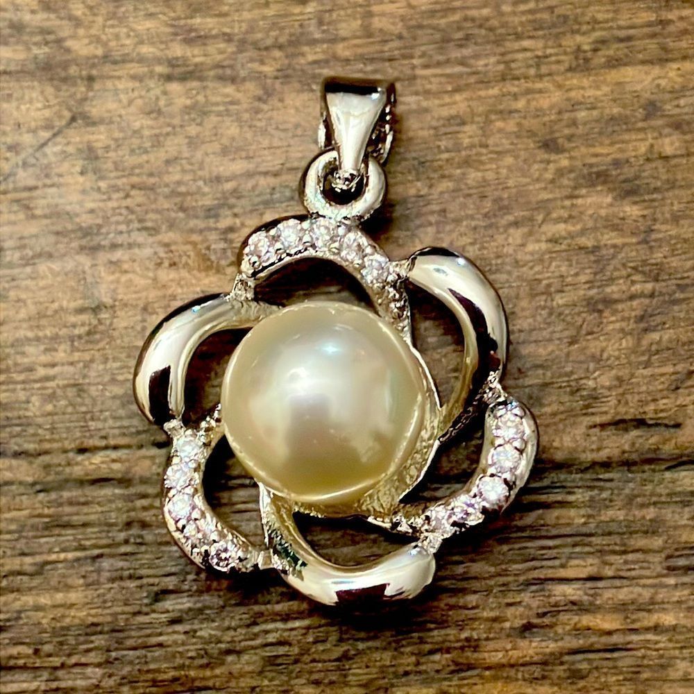 5/$25 Pearl and diamond pendant in silver - not authentic